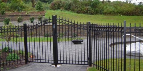 aluminum-fence-gate-870x576